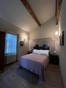 Posteľ alebo postele v izbe v ubytovaní B&B SASSO DI ROCCA