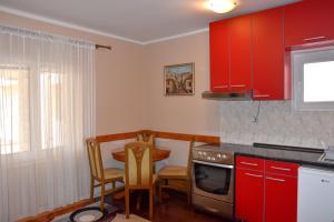 Kuchyň nebo kuchyňský kout v ubytování Apartmani Masa