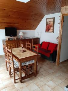 salon ze stołem i kanapą w obiekcie petite maison de montagne avec jardin w mieście Cier-de-Luchon