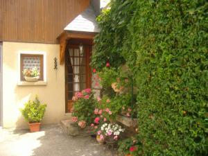 Ogród w obiekcie petite maison de montagne avec jardin