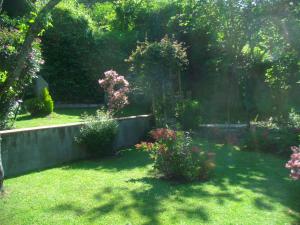 Ogród w obiekcie petite maison de montagne avec jardin