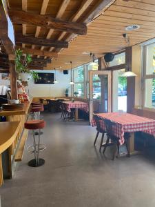 哈斯里山林小屋餐厅或其他用餐的地方