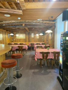 哈斯里山林小屋餐厅或其他用餐的地方