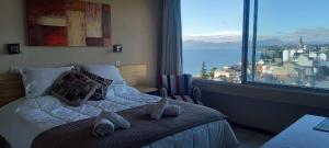 1 dormitorio con cama y ventana grande en Aires de Bariloche en San Carlos de Bariloche