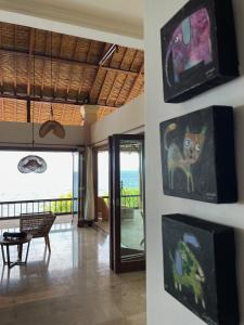 艾湄湾Private Luxury Villa Celagi - with large infinity pool and ocean view的客厅墙上挂着一幅猫画