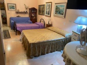 - une chambre avec deux lits et une table avec une lampe dans l'établissement Luxury Villa Barbara, à Reggio de Calabre