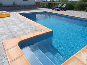 una piscina con acqua blu in un cortile di "Le champs" des oiseaux ad Anse-Bertrand