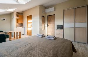 ein Schlafzimmer mit einem großen Bett und eine Küche in der Unterkunft Butukas Nidai in Nida