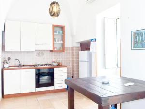 A kitchen or kitchenette at Stone House