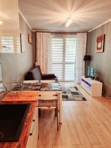 a living room with a table and a couch at Apartamenty Sunandrelax Kołobrzeg - Apartament Słoneczny in Kołobrzeg