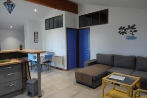 un salon avec un canapé et une table dans l'établissement Appartement Palm'Ares, à Arès