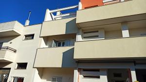 un edificio de apartamentos con balcones en un lateral en La casa di Steno, en Lecce