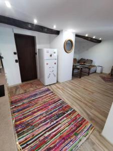 sala de estar con alfombra y nevera en Arts Guest House -Beautiful villa for 6 persons, en Veliko Tŭrnovo