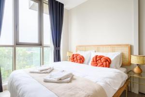 um quarto com uma cama com toalhas cor de laranja em AS Maslak by NewInn em Istambul