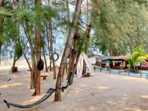 een park met schommels en bomen en een speeltuin bij 5pax Gold Coast Morib Resort - Banting Sepang KLIA Tanjung Sepat in Banting