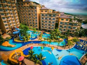 een luchtzicht op een waterpark in een resort bij 5pax Gold Coast Morib Resort - Banting Sepang KLIA Tanjung Sepat in Banting