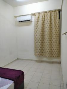 Habitación con cama y cortina de ducha. en Homestay Kuala Terengganu near Batu Burok, Hospital HSNZ, KTCC Mall, Drawbridge C, en Kuala Terengganu
