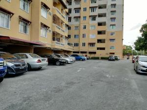 un estacionamiento frente a un gran edificio en Homestay Kuala Terengganu near Batu Burok, Hospital HSNZ, KTCC Mall, Drawbridge C, en Kuala Terengganu