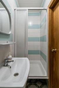 ein Badezimmer mit Waschbecken und Badewanne in der Unterkunft Butukas Nidai in Nida