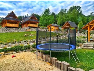 um parque infantil com um trampolim em frente a uma casa em Beskidzka Ostoja - Miejsce z duszą em Ustroń