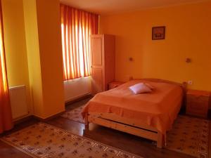 En eller flere senge i et værelse på Raza Soarelui Pension (Adults only)
