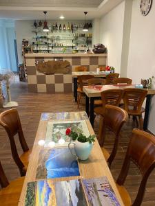 uma sala de jantar com mesas e cadeiras de madeira em Jiufen Yunhai Yazhu Homestay em Jiufen