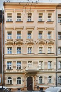 un gran edificio con muchas ventanas en Hotel Trevi en Praga