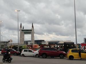 un grupo de autos estacionados en un estacionamiento en Homestay Kuala Terengganu near Batu Burok, Hospital HSNZ, KTCC Mall, Drawbridge C, en Kuala Terengganu