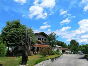 PodgradDeno的路边带阳台的房子