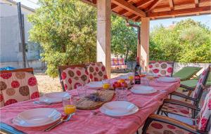 een tafel met een rode tafeldoek en borden erop bij Beautiful Home In Sibenik With Wifi in Šibenik