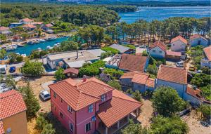 een luchtzicht op een kleine stad met een haven bij Beautiful Home In Sibenik With Wifi in Šibenik