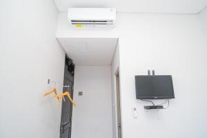 TV a/nebo společenská místnost v ubytování RedDoorz at MERR Rungkut Jl Gunung Anyar
