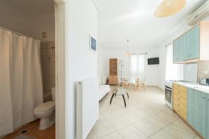 uma casa de banho com um WC, um lavatório e uma mesa em Studio Thea em Lixúri