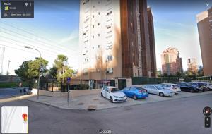 un groupe de voitures garées dans un parking à côté d'un bâtiment dans l'établissement Cozy designer apart / Acogedor apartamento de diseño ● WiFi - Jacuzzi - A/C SteamSauna, à Madrid