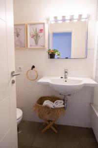 La salle de bains est pourvue d'un lavabo, de toilettes et d'un miroir. dans l'établissement Vistas al Mar junto a la playa 3B, à Poris de Abona