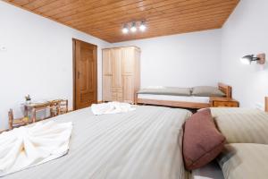 A bed or beds in a room at Drevenica Irenka