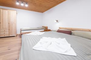 A bed or beds in a room at Drevenica Irenka