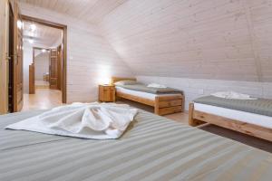 A bed or beds in a room at Drevenica Irenka