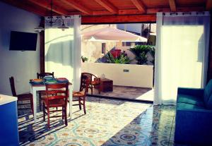 米拉佐Dimora d'Estate (Sicilian Holidays)的一间带桌椅的客厅和一个庭院