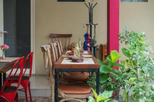 a dining room table with chairs and a table with at RedDoorz Syariah near Suncity Mall Sidoarjo in Sidoarjo