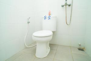 Vonios kambarys apgyvendinimo įstaigoje RedDoorz Syariah near Suncity Mall Sidoarjo