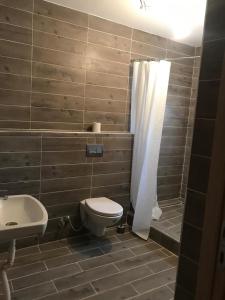 een badkamer met een toilet, een wastafel en een douche bij Apartment Hotel With Restaurant & Parking in Taza