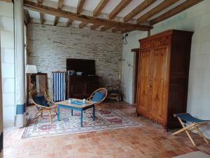 TV a/nebo společenská místnost v ubytování Logis de la Pichonnière