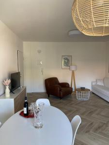 馬帝斯茲羅的住宿－Appartamento vacanze al mare，客厅配有白色桌子和沙发