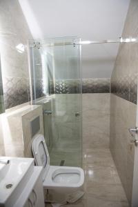 Bilik mandi di Hotel Roma