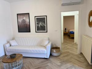 馬帝斯茲羅的住宿－Appartamento vacanze al mare，客厅配有白色的沙发和桌子