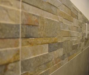 een stenen muur in een kamer met een stenen muur bij B&B Il Tirreno in Cipollina
