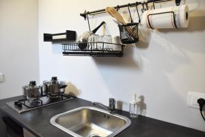 eine Küche mit einer Spüle und einer Arbeitsplatte in der Unterkunft B&B Il Tirreno in Cipollina