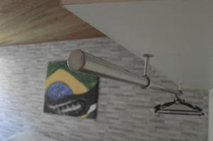 una luz en el techo de una habitación en Casa do Frá, en Morro de São Paulo