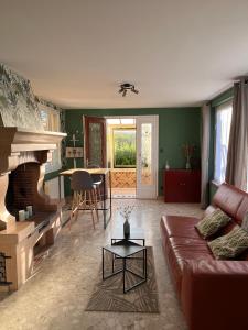 - un salon avec un canapé et une cheminée dans l'établissement Maison spacieuse et autonome au centre-ville de Tournus, à Tournus